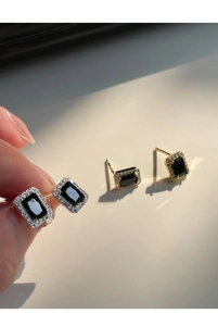 Détail de boucles d'oreilles zircons noirs taille émeraude avec micro-pavé de cristaux