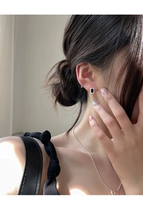 Gros plan sur les boucles d'oreilles carrées en zircon noir avec monture en argent