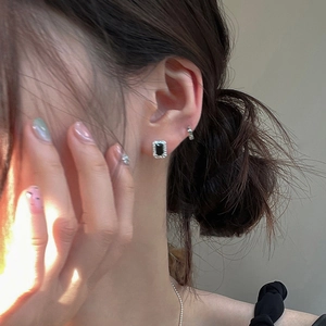 Boucles d'oreilles minimalistes en argent avec zircon noir et petits cristaux blancs