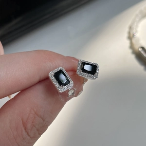 Boucles d'oreilles minimalistes en zircon noir carré avec halo argenté