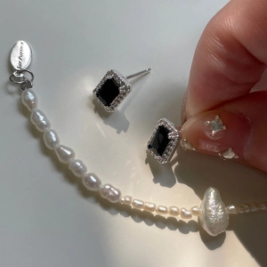 Collier de perles baroques et boucles d'oreilles clous zircon noir carrés pour femmes