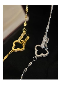 Dettagli dei pendenti a quadrifoglio intrecciati con pavé di diamanti in oro e argento