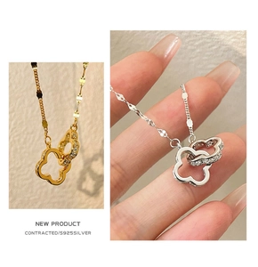 Dettaglio della collana in argento S925 con pendenti a quadrifoglio intrecciati e cristalli