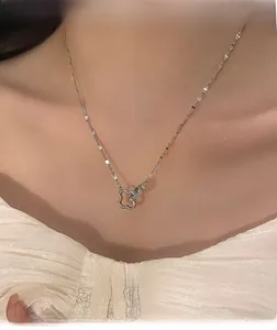 Primo piano di una collana a quadrifoglio d'argento con intarsi in zircone su una modella
