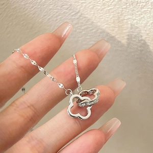 Elegante collana con doppi quadrifogli intrecciati in argento e pavé di zirconi lucidi