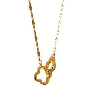 Collana elegante in oro con ciondoli a quadrifoglio intrecciati e pietre di zircone