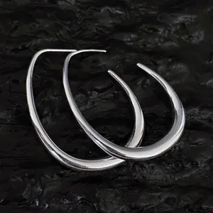 Orecchini a cerchio ovali minimalisti in argento con finitura a specchio su pietra scura