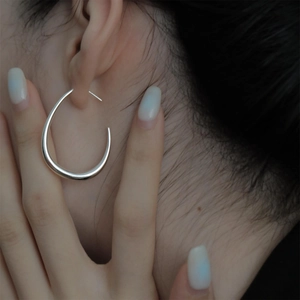 Orecchini a cerchio minimalisti in argento a forma di goccia con finitura lucida