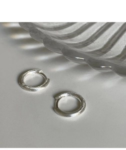 Macro di orecchini a cerchio in argento spazzolato con finitura opaca e marchio S925