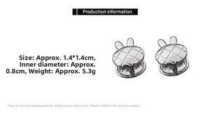Gros plan des boucles d'oreilles lapin en argent S925 avec motif en treillis et tailles