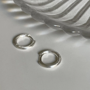 Orecchini a Cerchio Rotondi in Rame Spazzolato Minimalisti per Donna Orecchini Huggie Geometrici Placcati in Argento Gioielli Semplici Stile Freddo