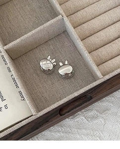 Vue détaillée de boucles d'oreilles lapin en argent S925 avec motif en treillis