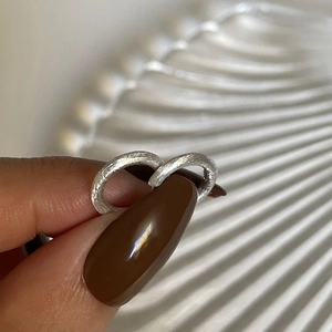 Orecchini a cerchio in argento spazzolato con trama martellata e finitura opaca chic