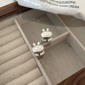 Boucles d'oreilles lapin asymétriques en argent S925 avec motif matelassé chic