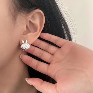Boucles d'oreilles lapin en argent S925 avec motif matelassé portées par modèle
