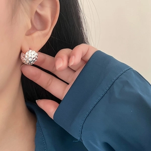 Boucles d'Oreilles Clous en Cuivre Texture Lave Météorite Argentées Boucles d'Oreilles Créoles Boule Martelée pour Bijoux Femme