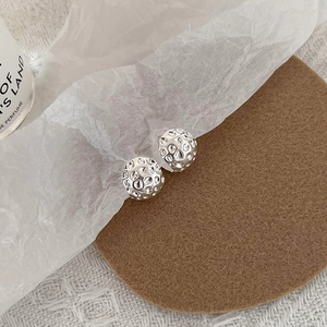 Boucles d'oreilles boules argentées martelées au design minimaliste et texture météorite