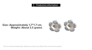 Vue macro détaillée de boucles d'oreilles gardénia en argent S925 de taille 1,7x1,7cm