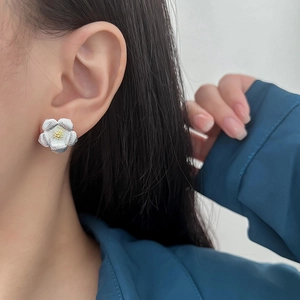 Boucles d'oreilles Clous Gardenia Élégantes Bicolores en Cuivre Plaqué Design Floral Texturé pour Femmes Bijoux Frais
