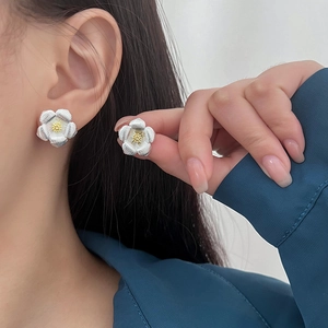 Boucles d'oreilles gardénia avec pétales en argent brossé et centre doré pour femmes