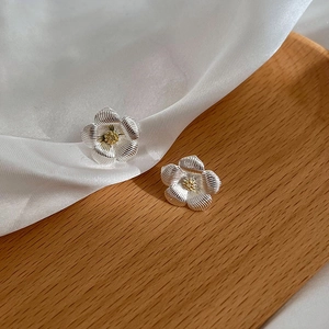 Boucles d'oreilles gardénia élégantes aux pétales argentés et cœur doré sur soie
