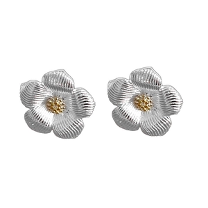 Boucles d'oreilles gardénia avec pétales argentés texturés et centre d'étamines dorées