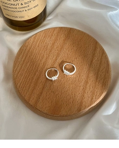 Macro-opname van S925 sterling zilveren oorringen met beweegbare kleine rolhangers