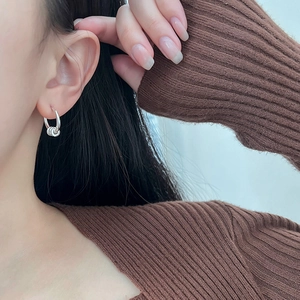 Minimalistische S925 sterling zilveren oorringen met drie ringen gedragen door model
