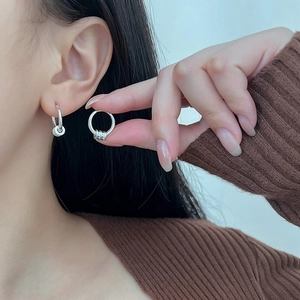 Minimalistische S925 sterling zilveren oorringen met afneembare ringen gedragen door model