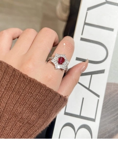 Detailansicht Damenring mit taubenblutrotem Rubin in Blumenform und Diamantbesatz