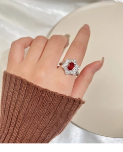 Makroaufnahme eines luxuriösen roten Rubinrings mit Zirkonia-Schneeflocken-Design