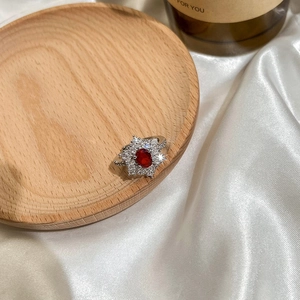 Vintage-Ring für Damen mit ovalem taubenblutrotem Rubin und floraler Zirkonia-Einfassung