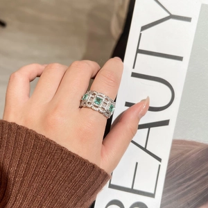 Retro hollow silver ring with emerald green stones and sparkling zircon accents