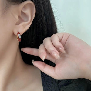 Pendientes de aro en C de lujo francés con esmalte rojo y circonita en base dorada