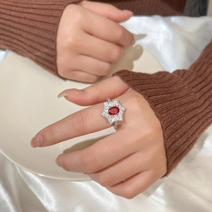 Luxuriöser Ring mit taubenblutrotem Rubin und Schneeflocken-Diamanten aus Silber