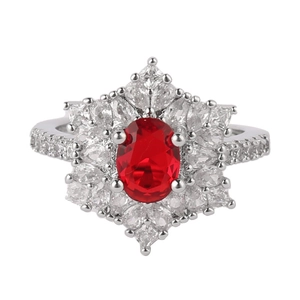 Luxuriöser Rubinring in Taubenblutrot mit Diamant-Cluster-Design in Silber-Optik