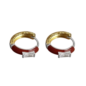 Pendientes de aro de lujo bicolor con esmalte rojo y piedra de circón rectangular