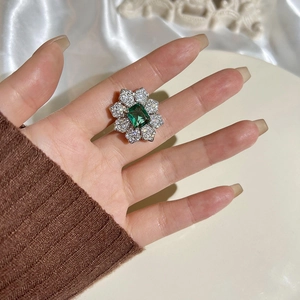 Bague fleur de luxe en émeraude avec pierre verte et pétales sertis de diamants