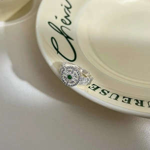Vintage S925 silver ring with emerald green stone and hammered texture for women