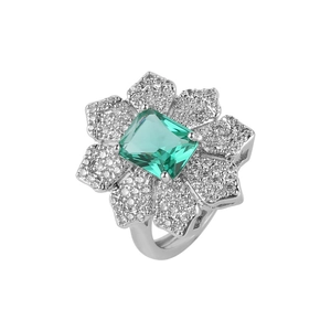 Bague fleur de luxe avec pierre précieuse verte taille émeraude et halo de zircone