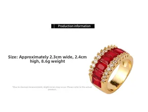 Détails de la bague dorée avec pierres rouges taille baguette et petits diamants ronds