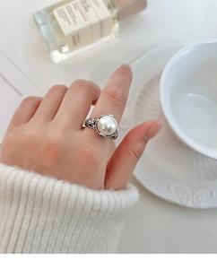 Nahaufnahme eines Vintage-Perlenrings aus Silber mit Hohlmuster und französischem Flair
