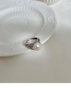 Nahaufnahme des S925 Silber Vintage-Rings mit einer großen glänzenden weißen Perle