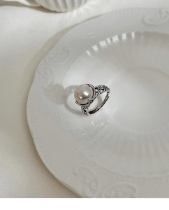 Nahaufnahme eines S925 Sterlingsilber Vintage-Rings mit Perle und Hohlmuster-Design