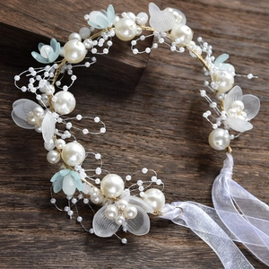 Serre-tête fleuri fait main avec perles cristaux et ruban organza sur bois sombre