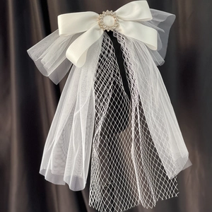 Nœud de mariée élégant en tulle blanc avec boucle en strass pour coiffure de mariage chic
