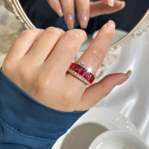 Bague large plaquée or luxueuse avec pierres rouges rectangulaires et pavé de diamants