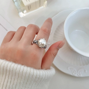 Retro-Hohlring aus Silber mit einer großen glänzenden weißen Perle für einen eleganten Look