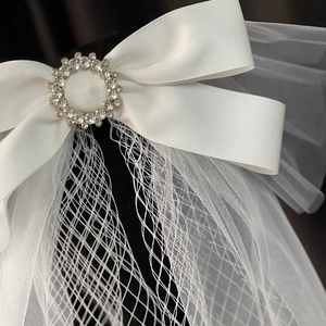 Voile de mariée élégant avec nœud en satin blanc et strass en cristal pour mariages