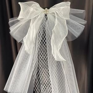 Elegante witte bruidssluier van organza met grote strik en parelmoer strass versiering